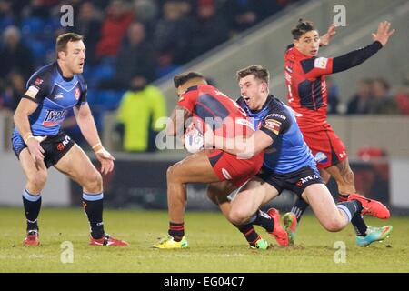 Salford, Regno Unito. 12 Feb, 2015. Superleague Rugby. Salford Red Devils versus St Helens. Salford Red Devils ala Greg Johnson viene affrontato. © Azione Sport Plus/Alamy Live News Foto Stock