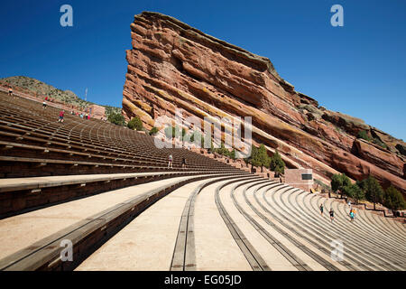 Rocce Rosse anfiteatro con guide e Walkers, Morrison, Colorado, STATI UNITI D'AMERICA Foto Stock