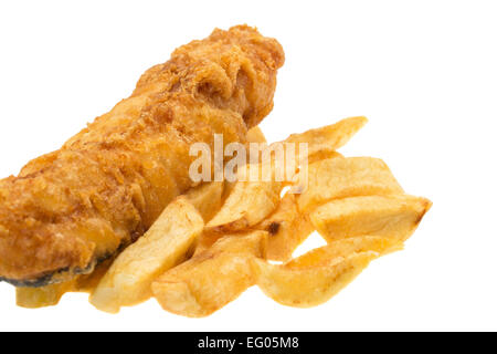 Close-up di travagliato pesce e patatine - sfondo bianco Foto Stock
