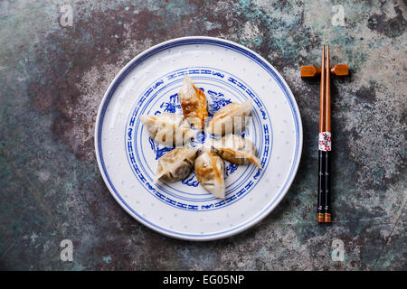 Coreano gnocco fritto Cham su metallo sfondo testurizzata Foto Stock