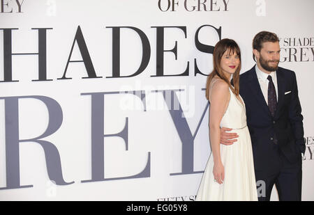 Londra, UK, UK. 12 Feb, 2015. Dakota Johnson e Jamie Dornan frequentare il Regno Unito Premiere di 'Cinquanta sfumature grigio Off' di Odeon Leciester Square. © Ferdaus Shamim/ZUMA filo/Alamy Live News Foto Stock