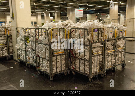 Vista la attuale ufficio di smistamento in Mount Pleasant al di sopra del suolo l'accesso a mail rail è attraverso la stazione. Il Post Office ferrovia sotterranea Ð rampa posta Ð silenziosamente ed industriously correva per 6,5 miglia sotto le strade di Londra in gran parte inosservato per più di tre quarti di secolo. Ma dal 2003, il primo worldÕs driverless, ferroviaria elettrificata ha stabilito dormienti con solo una manciata di ingegneri a mantenere. Sotto nuovi piani sviluppato dalla British Postal Museum & Archive, che potrebbero essere tutti a cambiare. Come parte di un £22m schema per fornire una nuova, nazionale Il museo postale Foto Stock