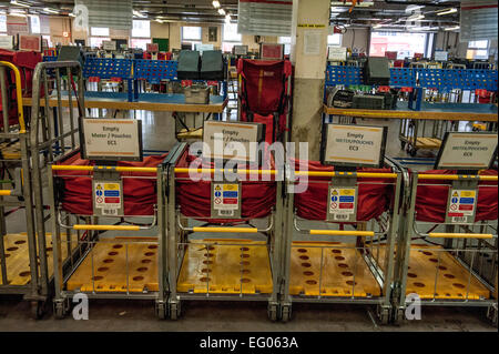 Vista la attuale ufficio di smistamento in Mount Pleasant al di sopra del suolo l'accesso a mail rail è attraverso la stazione. Il Post Office ferrovia sotterranea Ð rampa posta Ð silenziosamente ed industriously correva per 6,5 miglia sotto le strade di Londra in gran parte inosservato per più di tre quarti di secolo. Ma dal 2003, il primo worldÕs driverless, ferroviaria elettrificata ha stabilito dormienti con solo una manciata di ingegneri a mantenere. Sotto nuovi piani sviluppato dalla British Postal Museum & Archive, che potrebbero essere tutti a cambiare. Come parte di un £22m schema per fornire una nuova, nazionale Il museo postale Foto Stock