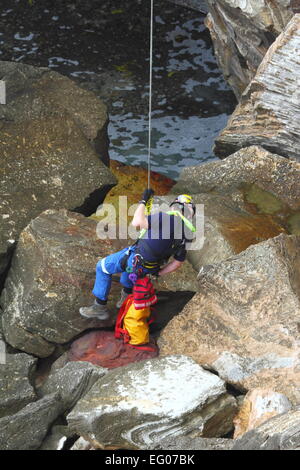 Un elemento maschio della speciale team operazioni all'interno del servizio ambulanza del NSW, conduce la discesa in corda doppia e rappelling formazione. Foto Stock