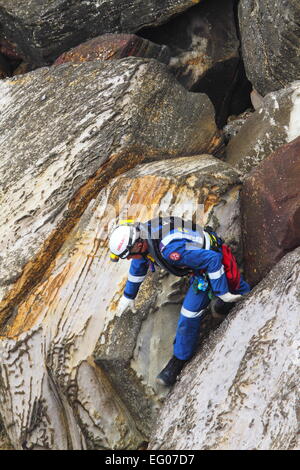 Un elemento maschio della speciale team operazioni all'interno del servizio ambulanza del NSW, conduce la ricerca e il salvataggio della formazione. Foto Stock