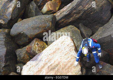 Un elemento maschio della speciale team operazioni all'interno del servizio ambulanza del NSW, conduce la ricerca e il salvataggio della formazione. Foto Stock