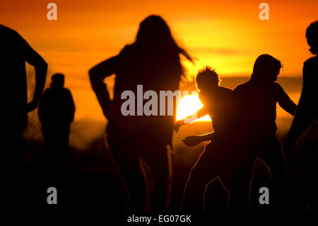 I giovani per giocare al tramonto su Durdham Downs in Bristol. Foto Stock