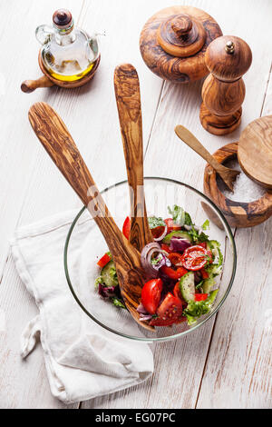 Verdura fresca insalata e olive da tavola di legno Foto Stock