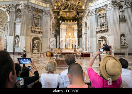 L interno della Basilica di San Pietro e il Vaticano, Roma, Italia Foto Stock