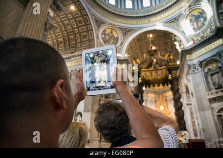 L interno della Basilica di San Pietro e il Vaticano, Roma, Italia Foto Stock