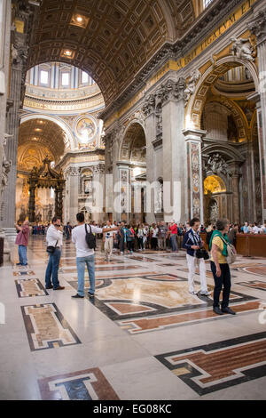 L interno della Basilica di San Pietro e il Vaticano, Roma, Italia Foto Stock