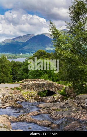 Ponte Ashness nel Lake District inglese Foto Stock