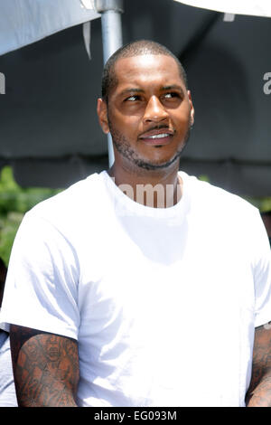 Carmelo Anthony Fondazione presenta un campo da pallacanestro all'resindents di Los Olmos a basso reddito progetto di alloggiamento dotato di: Carmelo Anthony dove: Rio Piedras Puerto Rico, Puerto Rico quando: 10 Ago 2014 Foto Stock