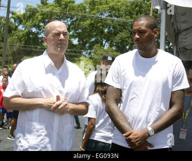 Carmelo Anthony Fondazione presenta un campo da pallacanestro all'resindents di Los Olmos a basso reddito progetto di alloggiamento dotato di: Carmelo Anthony dove: Rio Piedras Puerto Rico, Puerto Rico quando: 10 Ago 2014 Foto Stock