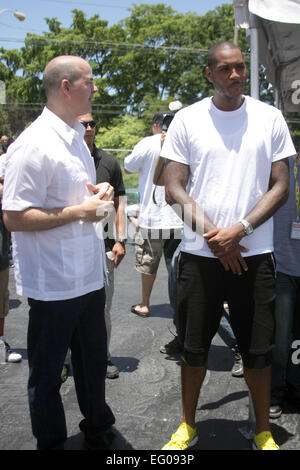 Carmelo Anthony Fondazione presenta un campo da pallacanestro all'resindents di Los Olmos a basso reddito progetto di alloggiamento dotato di: Carmelo Anthony dove: Rio Piedras Puerto Rico, Puerto Rico quando: 10 Ago 2014 Foto Stock