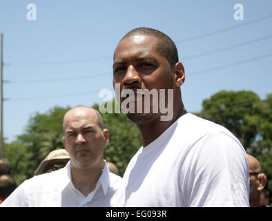 Carmelo Anthony Fondazione presenta un campo da pallacanestro all'resindents di Los Olmos a basso reddito progetto di alloggiamento dotato di: Carmelo Anthony dove: Rio Piedras Puerto Rico, Puerto Rico quando: 10 Ago 2014 Foto Stock