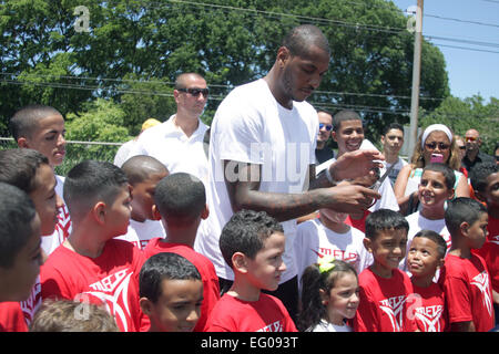 Carmelo Anthony Fondazione presenta un campo da pallacanestro all'resindents di Los Olmos a basso reddito progetto di alloggiamento dotato di: Carmelo Anthony dove: Rio Piedras Puerto Rico, Puerto Rico quando: 10 Ago 2014 Foto Stock