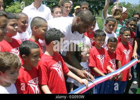 Carmelo Anthony Fondazione presenta un campo da pallacanestro all'resindents di Los Olmos a basso reddito progetto di alloggiamento dotato di: Carmelo Anthony dove: Rio Piedras Puerto Rico, Puerto Rico quando: 10 Ago 2014 Foto Stock