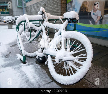 Fuori stagione, bicicletta ricoperta di neve Foto Stock