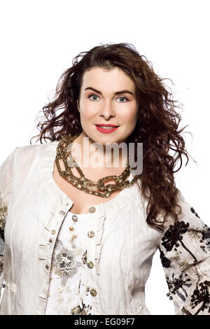 Costruire grandi caucasian donna primavera estate moda abiti da modelli di guarnizioni su studio isolato sfondo semplice Foto Stock