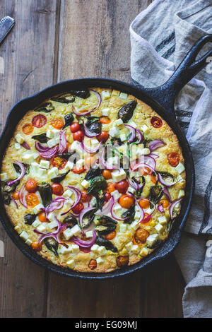 Verdure e formaggio padella cornbread Foto Stock