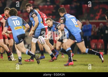 Salford, Regno Unito. 12 Feb, 2015. Superleague Rugby. Salford Red Devils versus St Helens. Un blooded St Helens hooker James Roby passa la palla. Credito: Azione Sport Plus/Alamy Live News Foto Stock