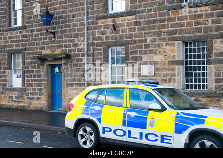 Veicolo della polizia BMW fuori dalla stazione di polizia tradizionale a Bakewell, Derbyshire, Inghilterra, Regno Unito Foto Stock