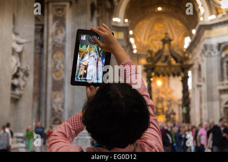 L interno della Basilica di San Pietro e il Vaticano, Roma, Italia Foto Stock