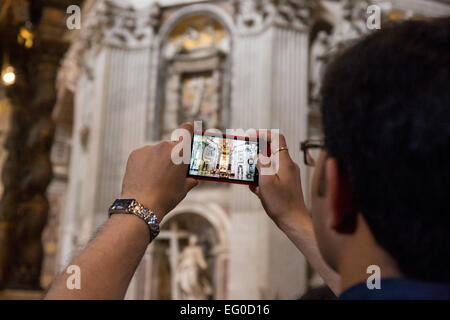 L interno della Basilica di San Pietro e il Vaticano, Roma, Italia Foto Stock