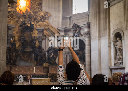 L interno della Basilica di San Pietro e il Vaticano, Roma, Italia Foto Stock