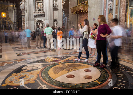 L interno della Basilica di San Pietro e il Vaticano, Roma, Italia Foto Stock