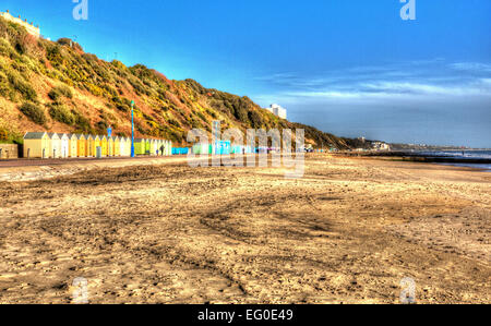 Bournemouth Beach la costa del Dorset Regno Unito Inghilterra con capanne come una pittura in vividi colori luminosi HDR Foto Stock