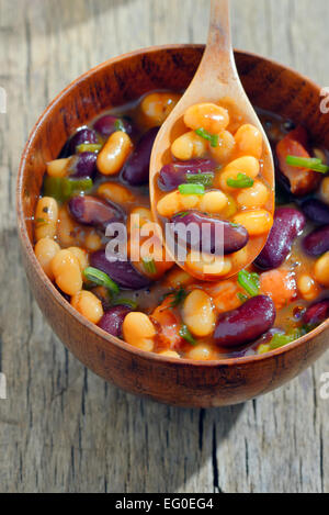 In casa i fagioli in una terrina Foto Stock