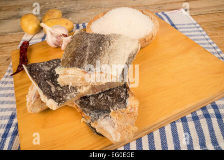 Baccalà e gli ingredienti necessari per preparare una tradizionale ricetta di pesce Foto Stock