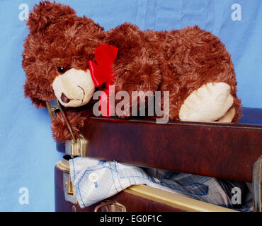 Orsacchiotto di peluche imballaggio per andare in vacanza ma lottando con la valigia Foto Stock