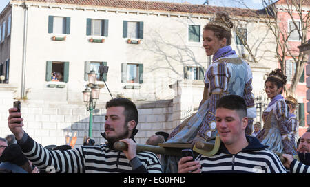 Venezia, Italia. festa delle Marie con dodici ragazze veneziane che sono stati selezionati in omaggio al doge veneziano. persone vestito in costumi e maschere di usura come si festeggia il Carnevale 2015 a Venezia, Italia. Foto Stock