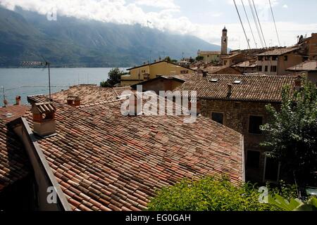 Vista sui tetti di Limone sul riparo e il Lago di Garda. Ai piedi di un ripido pendio a monte dell'affascinante cittadina di Limone del Sul è costruito in terrazze. Lombardia, Italia. Foto: Klaus Nowottnick Data: Agosto 28, 2014 Foto Stock