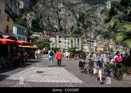 Il lungomare si affaccia su parti di Limone sul Garda, la baia e il porto. Limone sul Garda si trova sulla sponda occidentale del Lago di Garda in provincia di Brescia, in Lombardia, Italia. Foto: Klaus Nowottnick Data: Agosto 28, 2014 Foto Stock