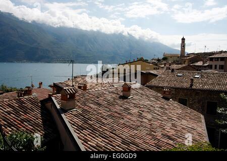 Vista sui tetti di Limone sul riparo e il Lago di Garda. Ai piedi di un ripido pendio a monte dell'affascinante cittadina di Limone del Sul è costruito in terrazze. Lombardia, Italia. Foto: Klaus Nowottnick Data: Agosto 28, 2014 Foto Stock