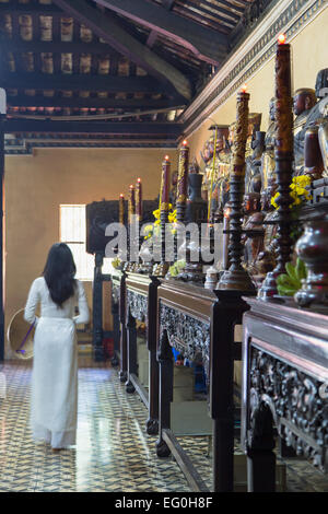 Donna che indossa ao dai abito a Giac Lam Pagoda, Ho Chi Minh City, Vietnam Foto Stock