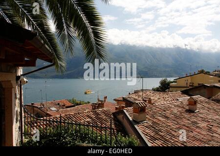 Vista sui tetti di Limone sul riparo e il Lago di Garda. Ai piedi di un ripido pendio a monte dell'affascinante cittadina di Limone del Sul è costruito in terrazze. Lombardia, Italia. Foto: Klaus Nowottnick Data: Agosto 28, 2014 Foto Stock