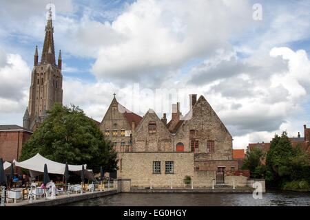 Belgio: Vecchia di San Giovanni Hospital e la torre della chiesa di Nostra Signora a Bruges. Foto dal 29 agosto 2015. Foto Stock