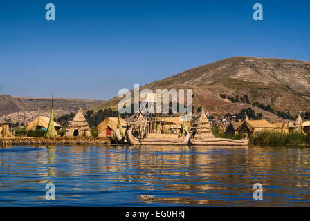 Villaggio Tradizionale su isole galleggianti sul lago Titicaca in Perù, Sud America Foto Stock