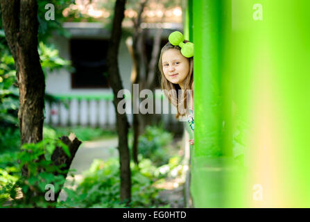 La ragazza (6-7) giocando a nascondino Foto Stock