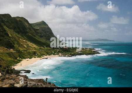 Onde che si infrangono sulla riva vicino al faro di Makapuu, Oahu, Hawaii, USA Foto Stock