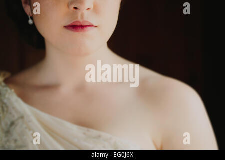 Close up della donna in abito da sposa Foto Stock