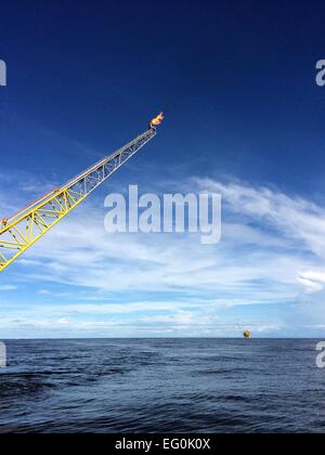 Torre di fiamma di oil rig contro sky Foto Stock