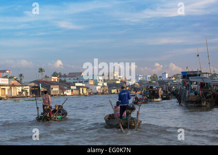 Barche a Cai Rang mercato galleggiante, Can Tho, Delta del Mekong, Vietnam Foto Stock