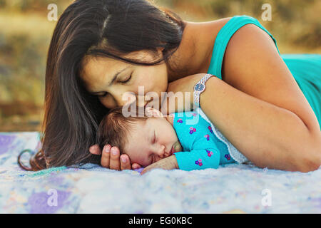 Madre baciando la sua figlia del neonato Foto Stock