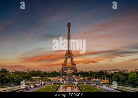 Francia, Parigi Torre Eiffel contro moody sky Foto Stock